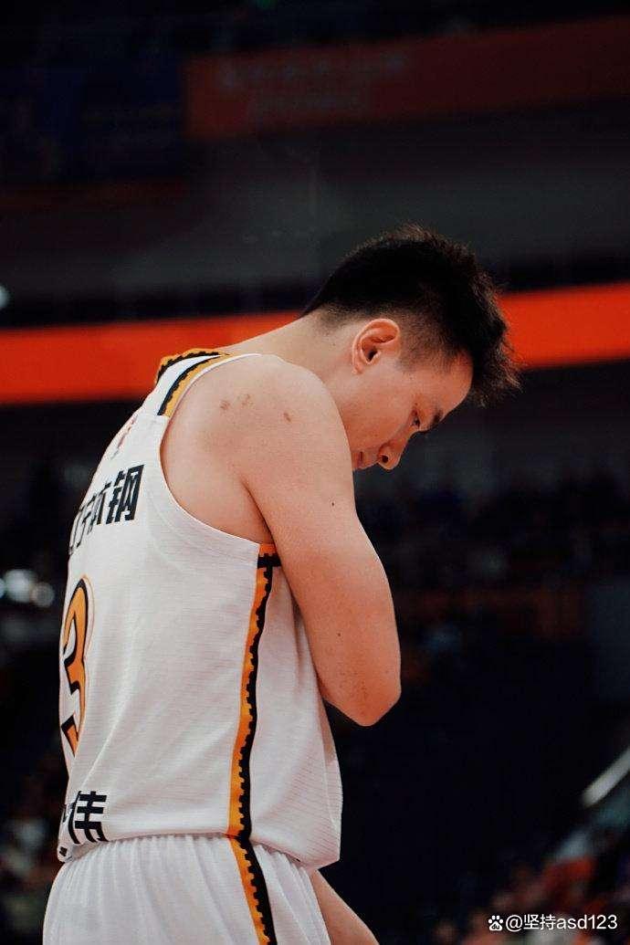 赛地聚焦：CBA常规赛关键时刻热度飙升，密尔沃基雄鹿单刀错失，赛场秩序良好，资深球员宣示担当的简单介绍